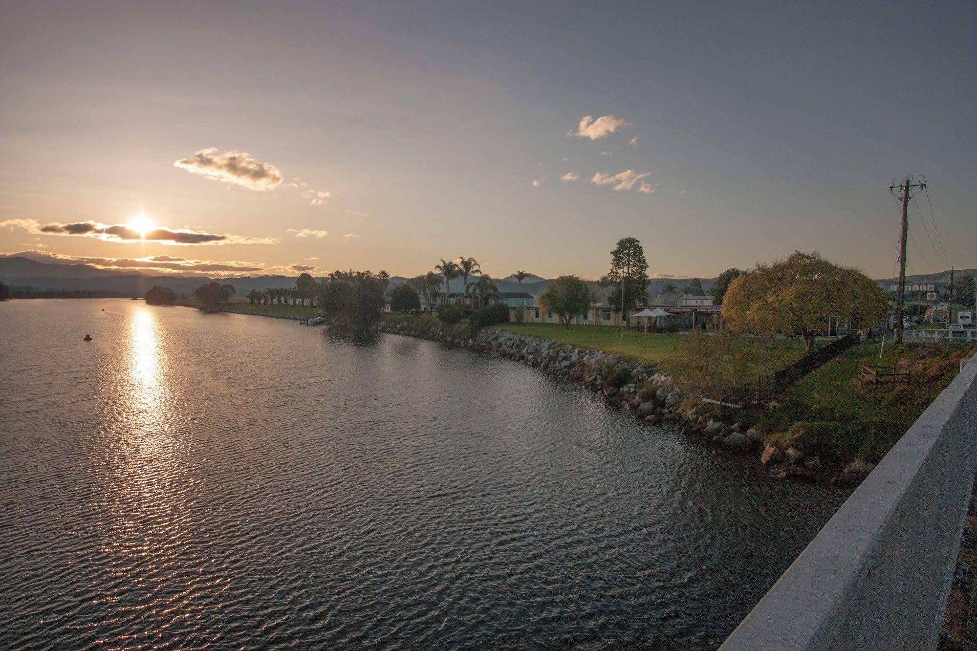Moruya Waterfront Hotel Motel Exterior photo