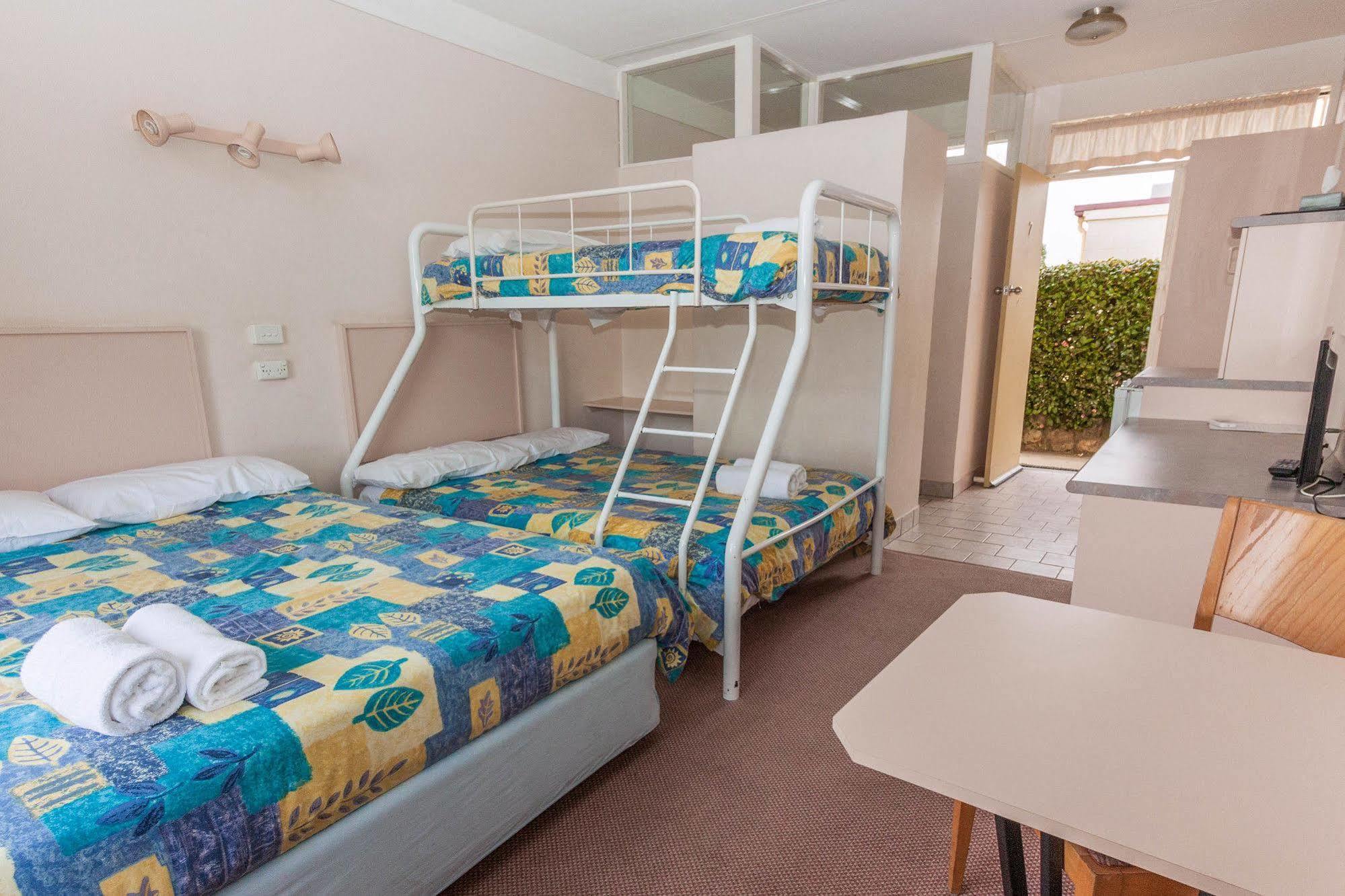 Moruya Waterfront Hotel Motel Exterior photo